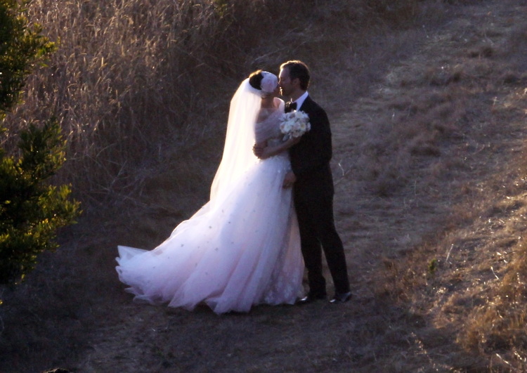 Anne-hathaway-adam-shulman-wedding